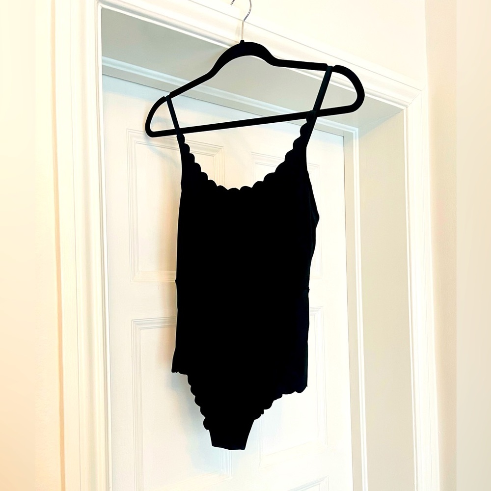 H&M Size Medium Black Scalloped bathing suit. Super flattering and easy wearing
